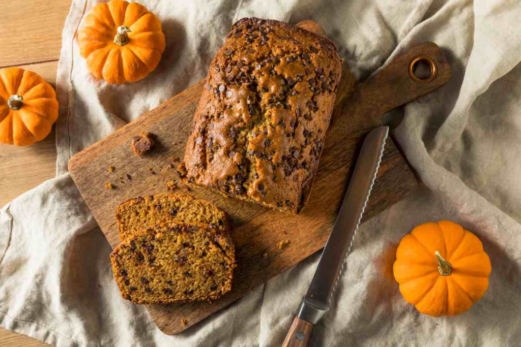 Plumcake zucca e gocce di cioccolato su un tagliere