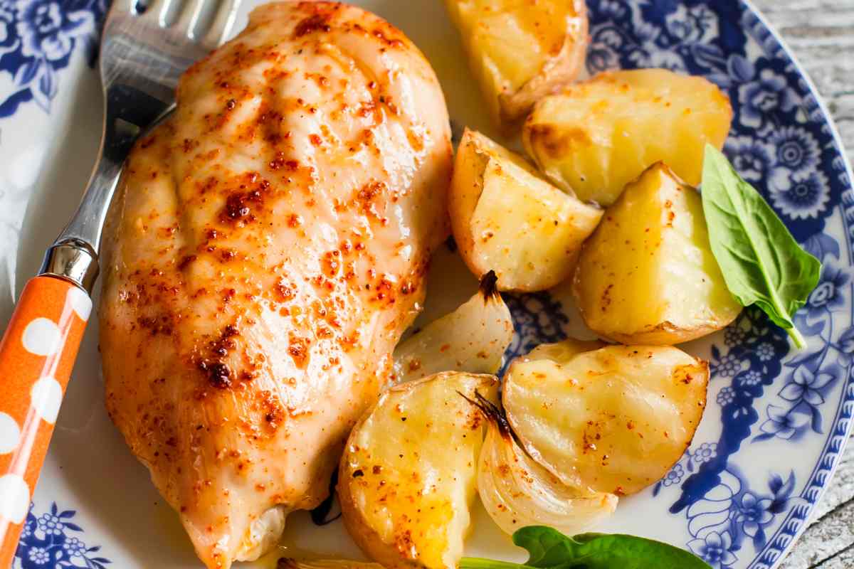 piatto con petto di pollo alla piastra e patate al forno visto dall'alto