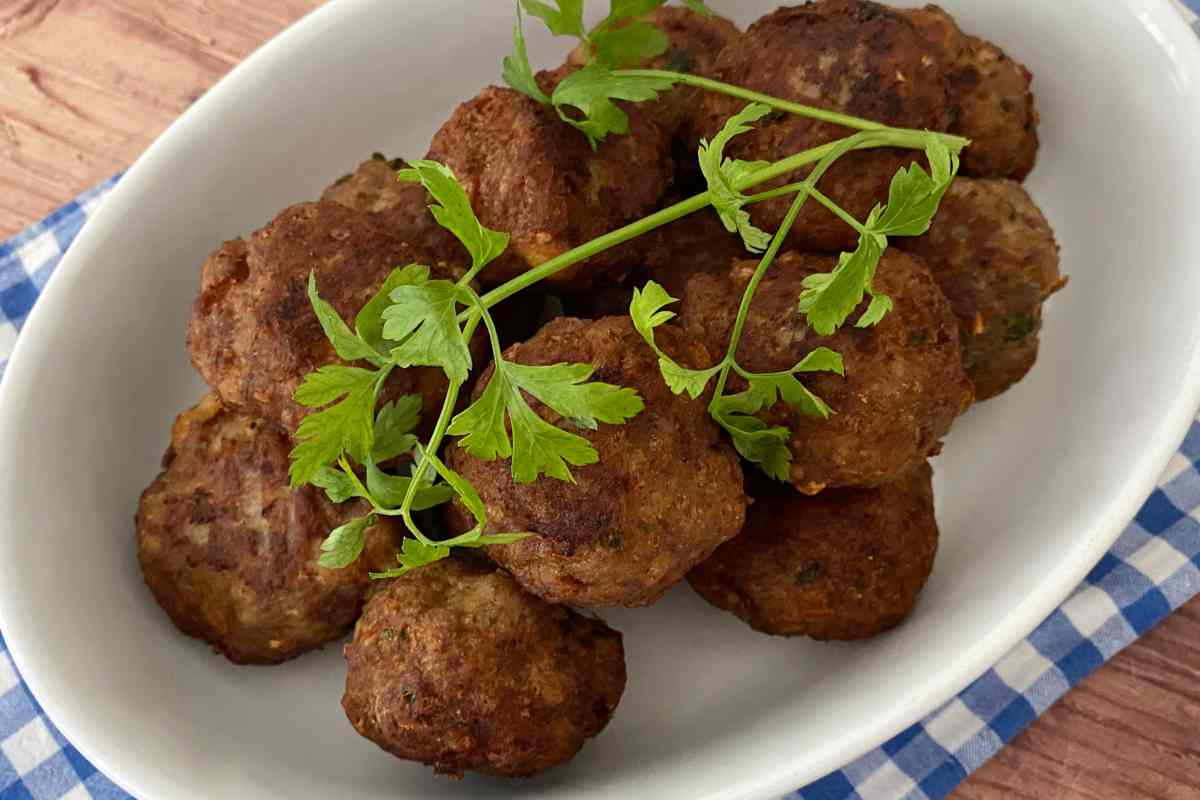 pirofila con tante polpette con le sarde