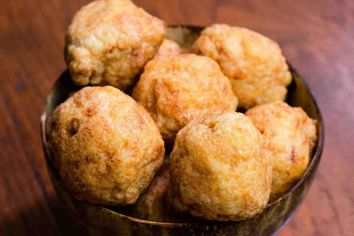 una ciotola con polpette di pesce spada