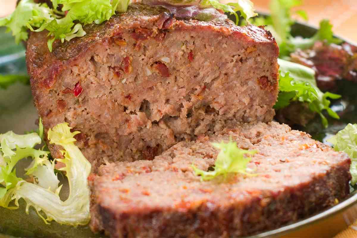 piatto con fette di polpettone ripieno