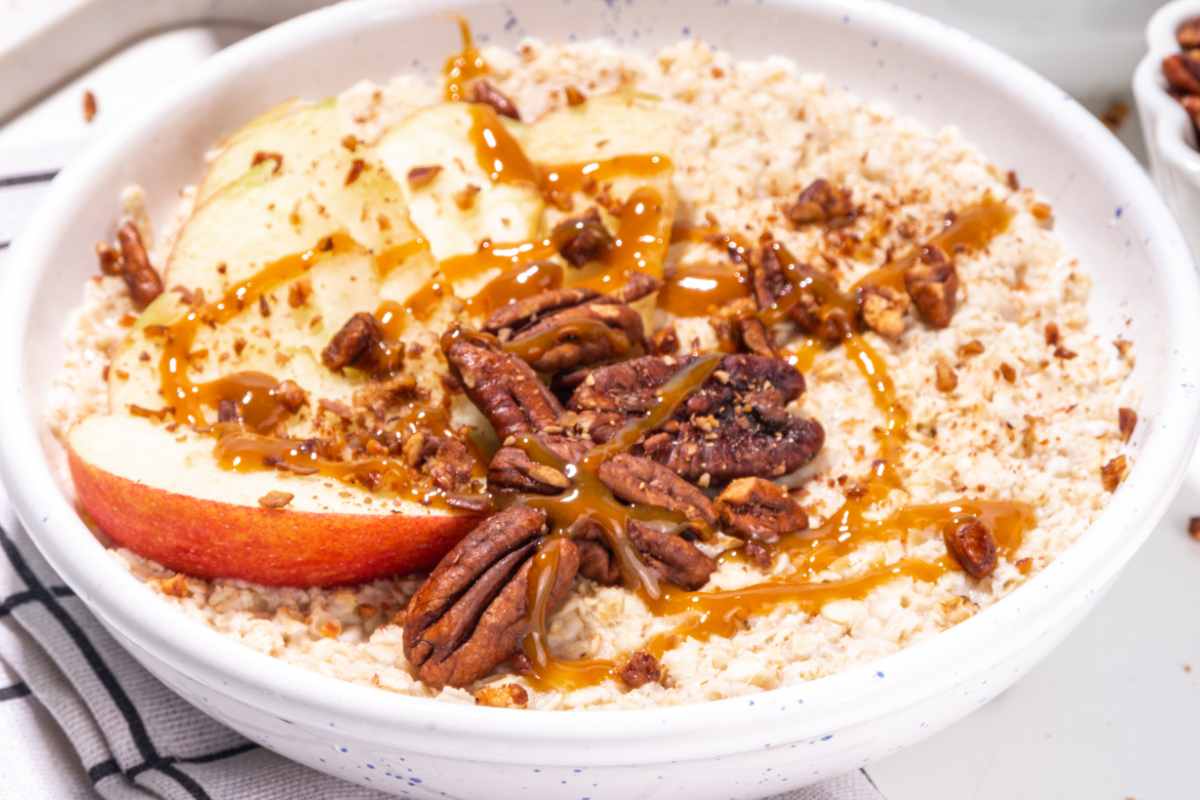 Ciotola con il porridge mela fritta e cannella preparato con la ricetta Ikea