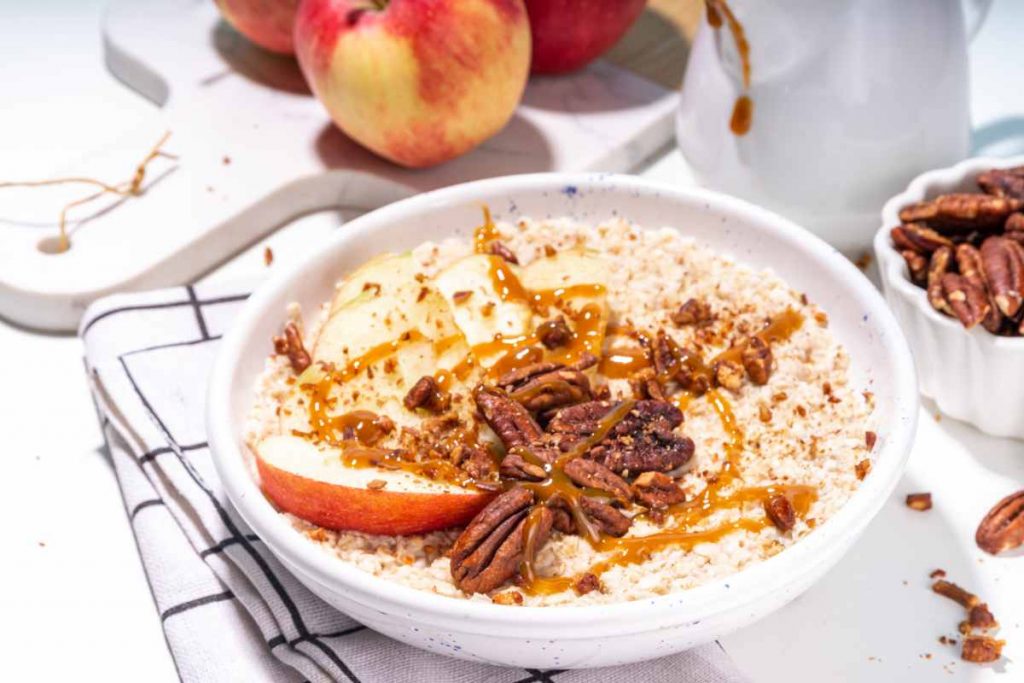 Porridge mela fritta e cannella di kea in una ciotola su un canovaccio