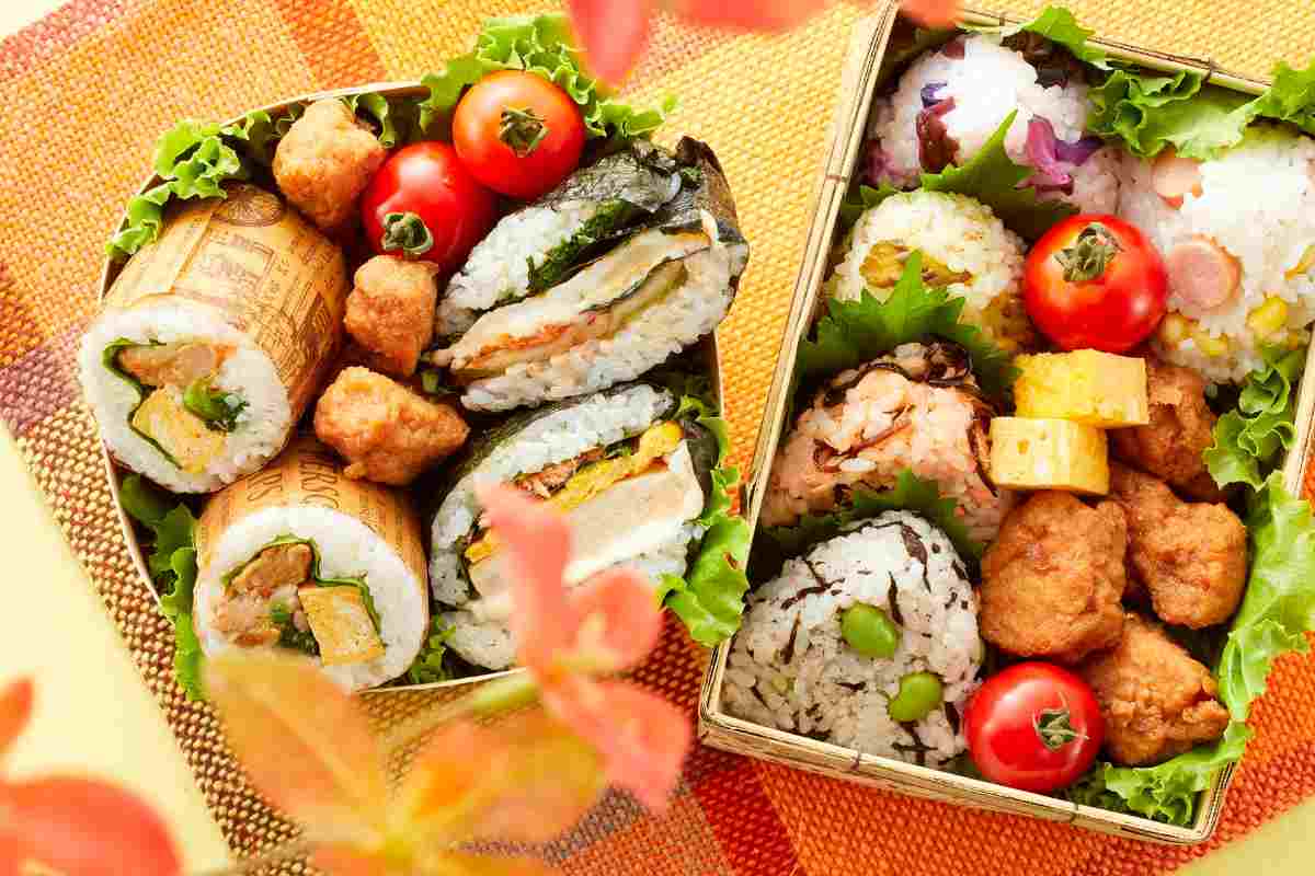 due bento box con idee di pasto per il pranzo a scuola dei bambini