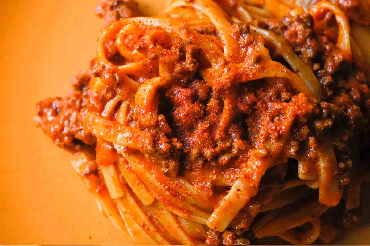 Fettuccine con il ragù alla bolognese in un piatto visto dall'alto