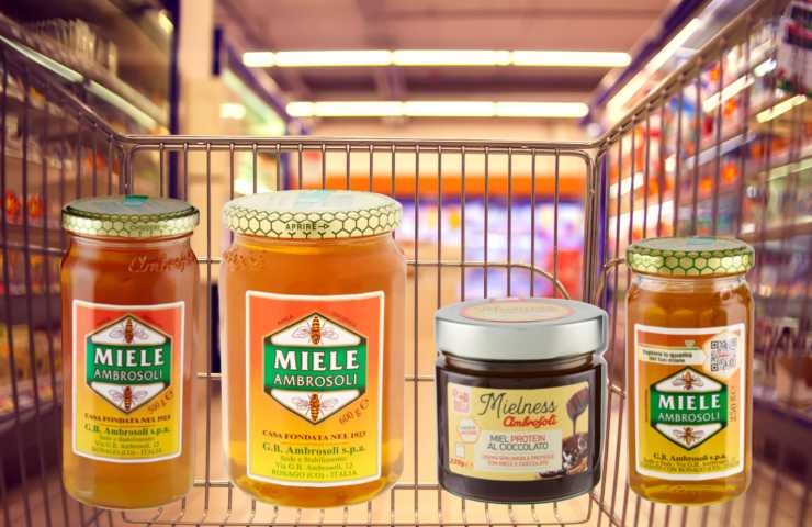 Vasetti di miele Ambrosoli ed un supermercato sullo sfondo