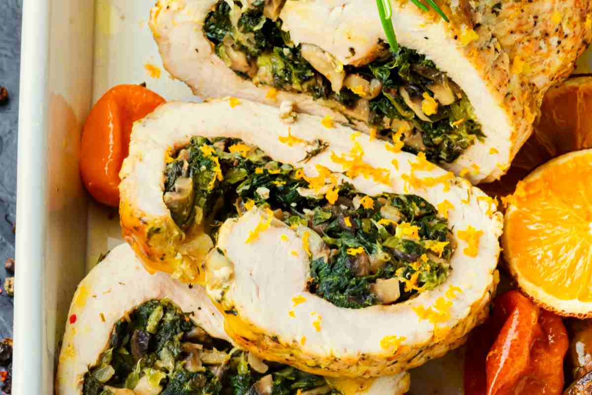 pirofila con fette di Rollè di tacchino ripieno di olive e pistacchi