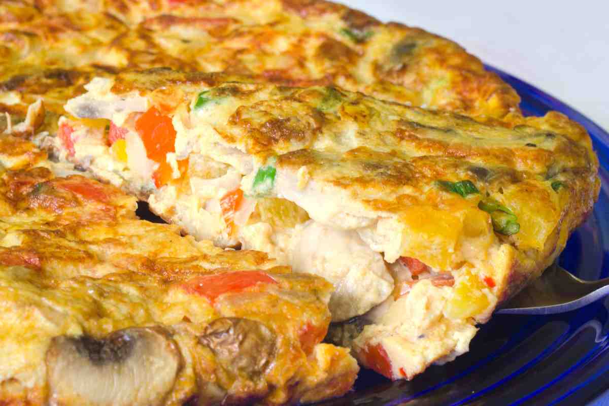 Una frittata rustica al forno con verdure, formaggi e salumi avanzati