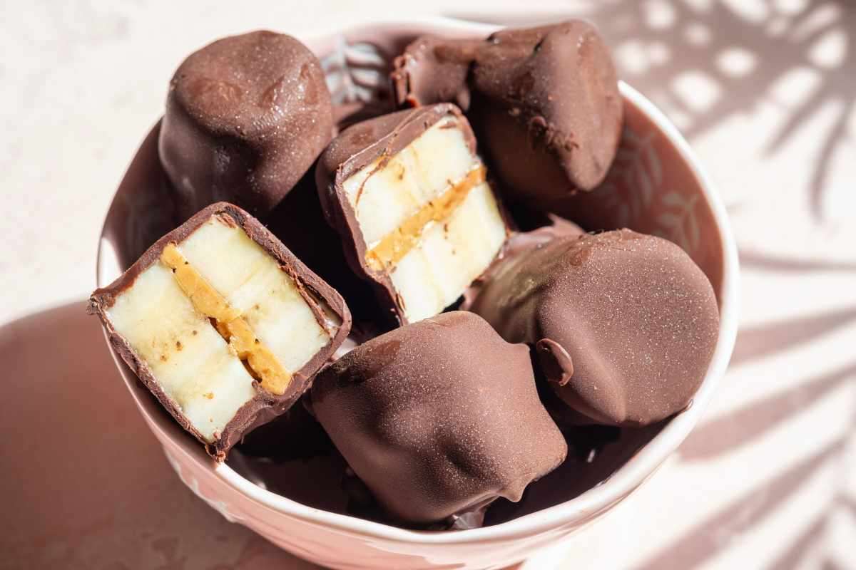 ciotola con snack di banana e cioccolato