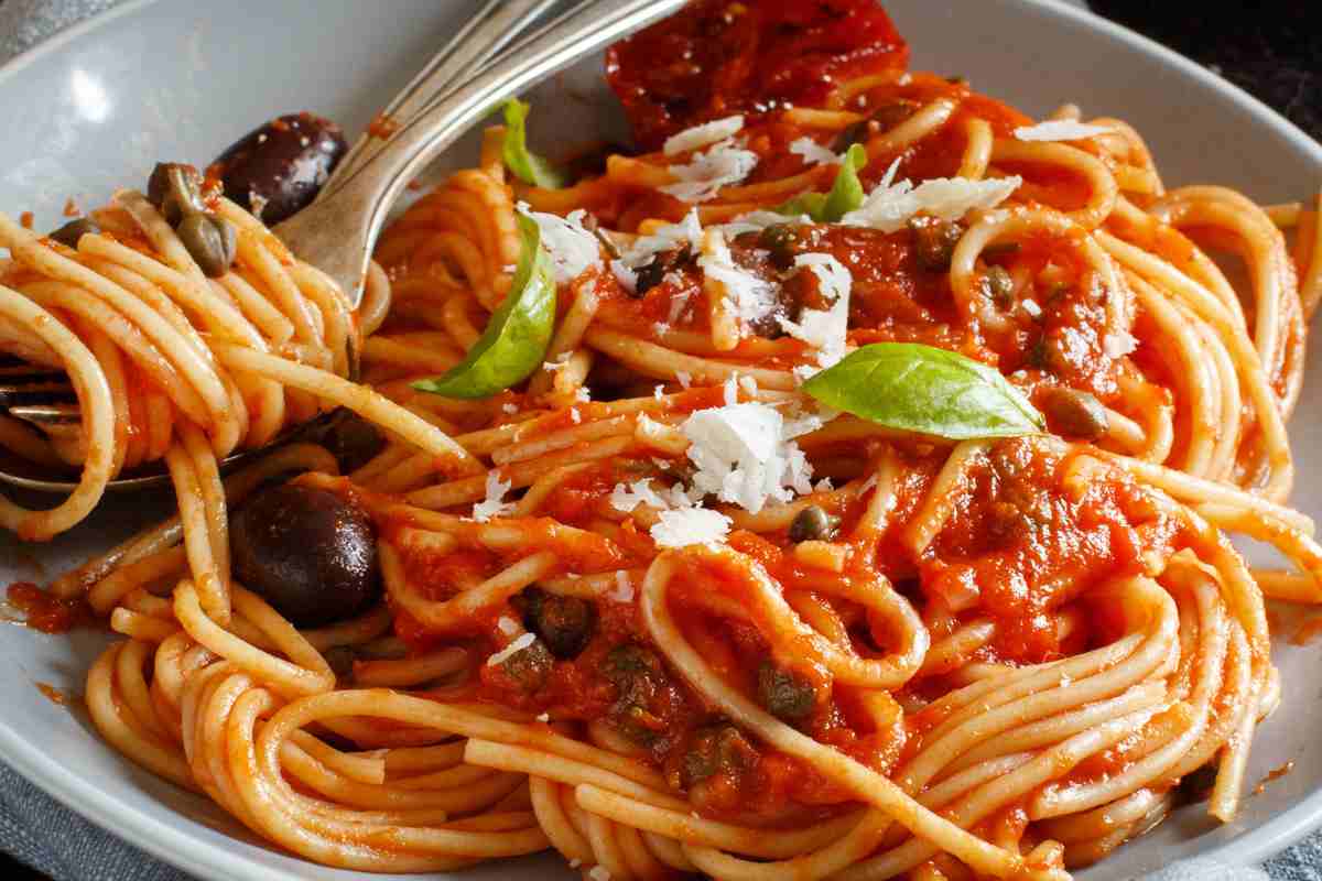 Spaghetti alla pizzaiola in un piatto