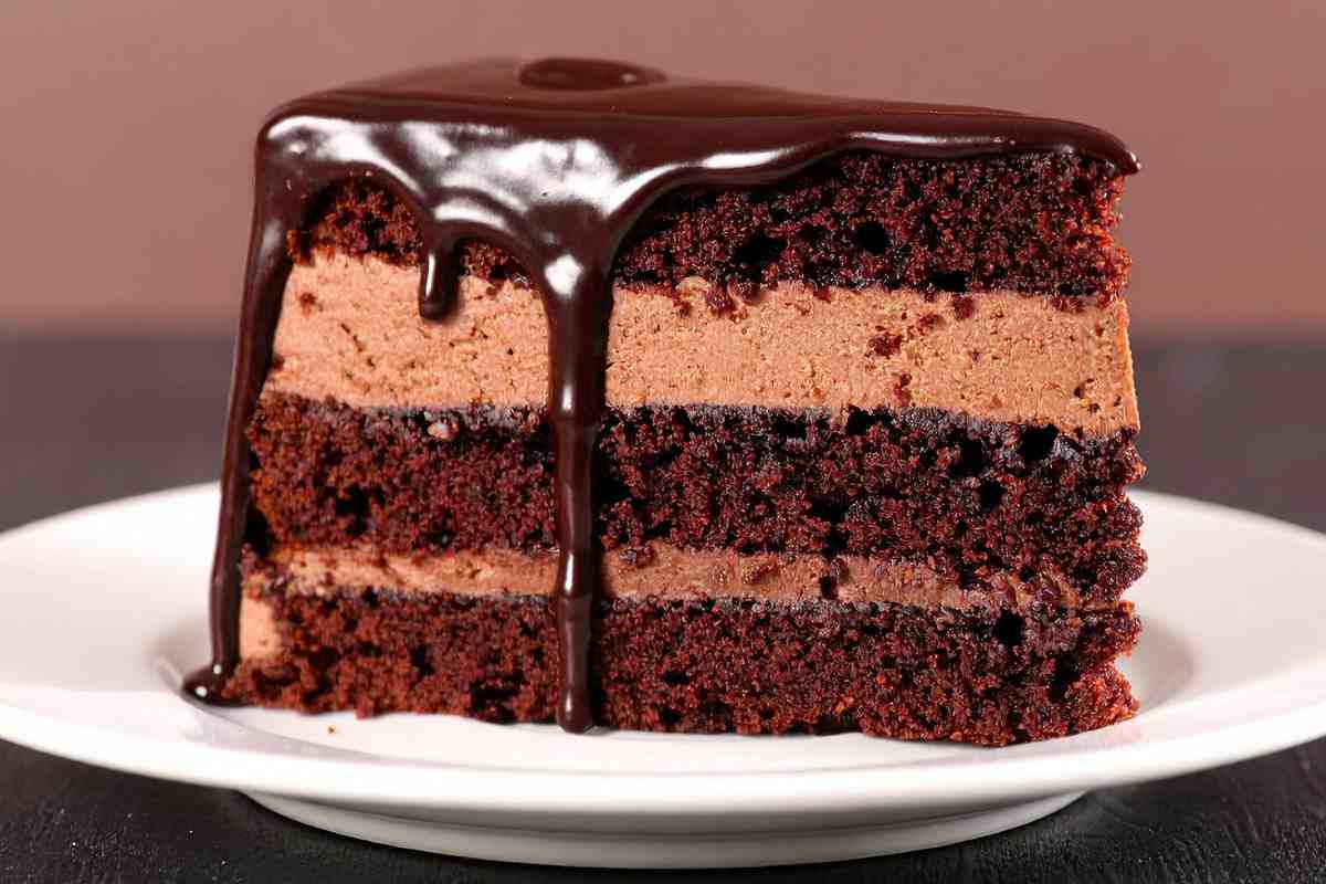 una fetta di torta al cioccolato farcita di crema