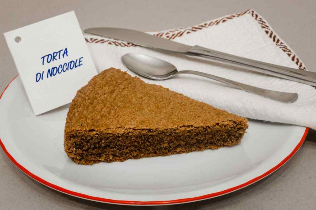 Fetta di torta alle nocciole piemontese in un piatto