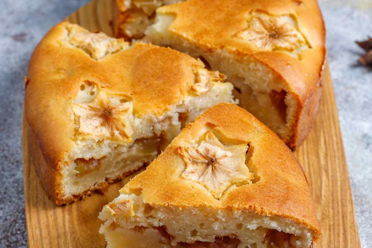 spicchi di torta di mele su un tagliere di legno