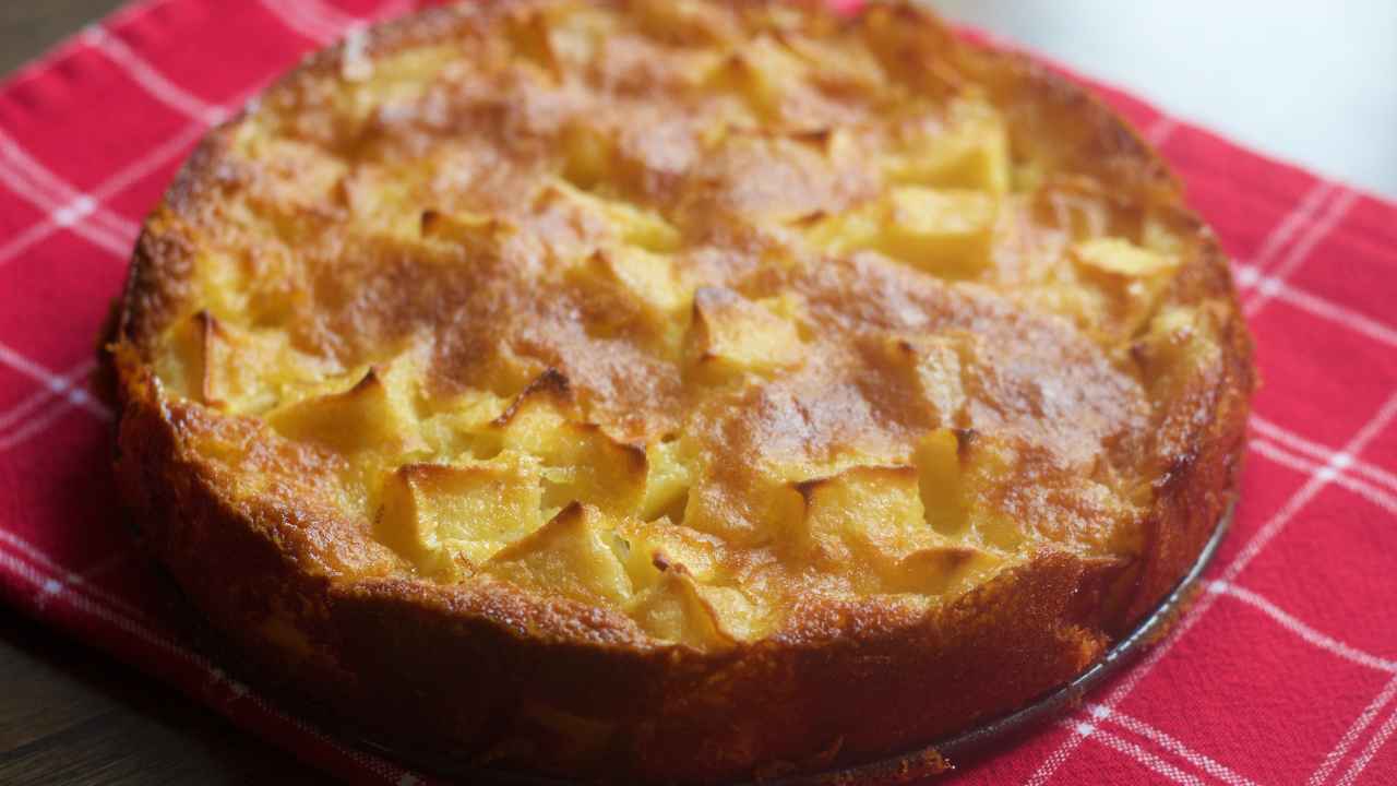 La torta di mele fatta così è una vera chicca, non sporco nulla e la messa sul forno