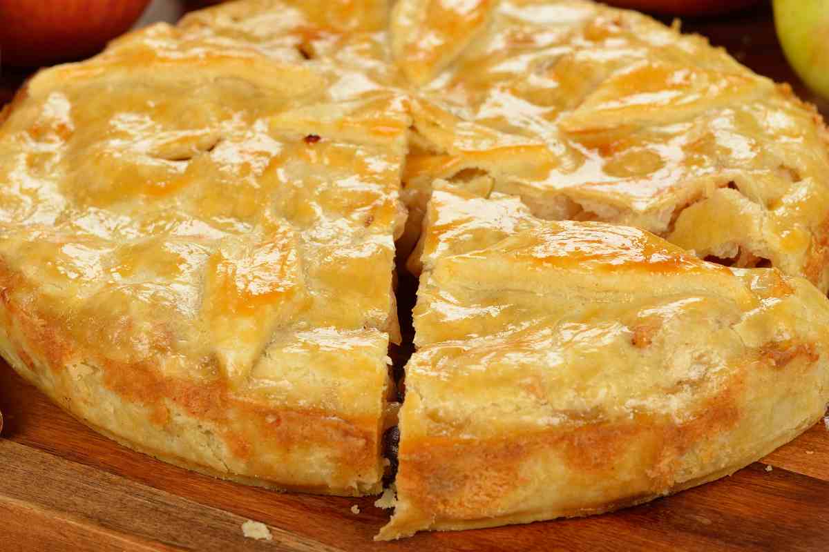 tagliere con sopra una torta di mele a strati