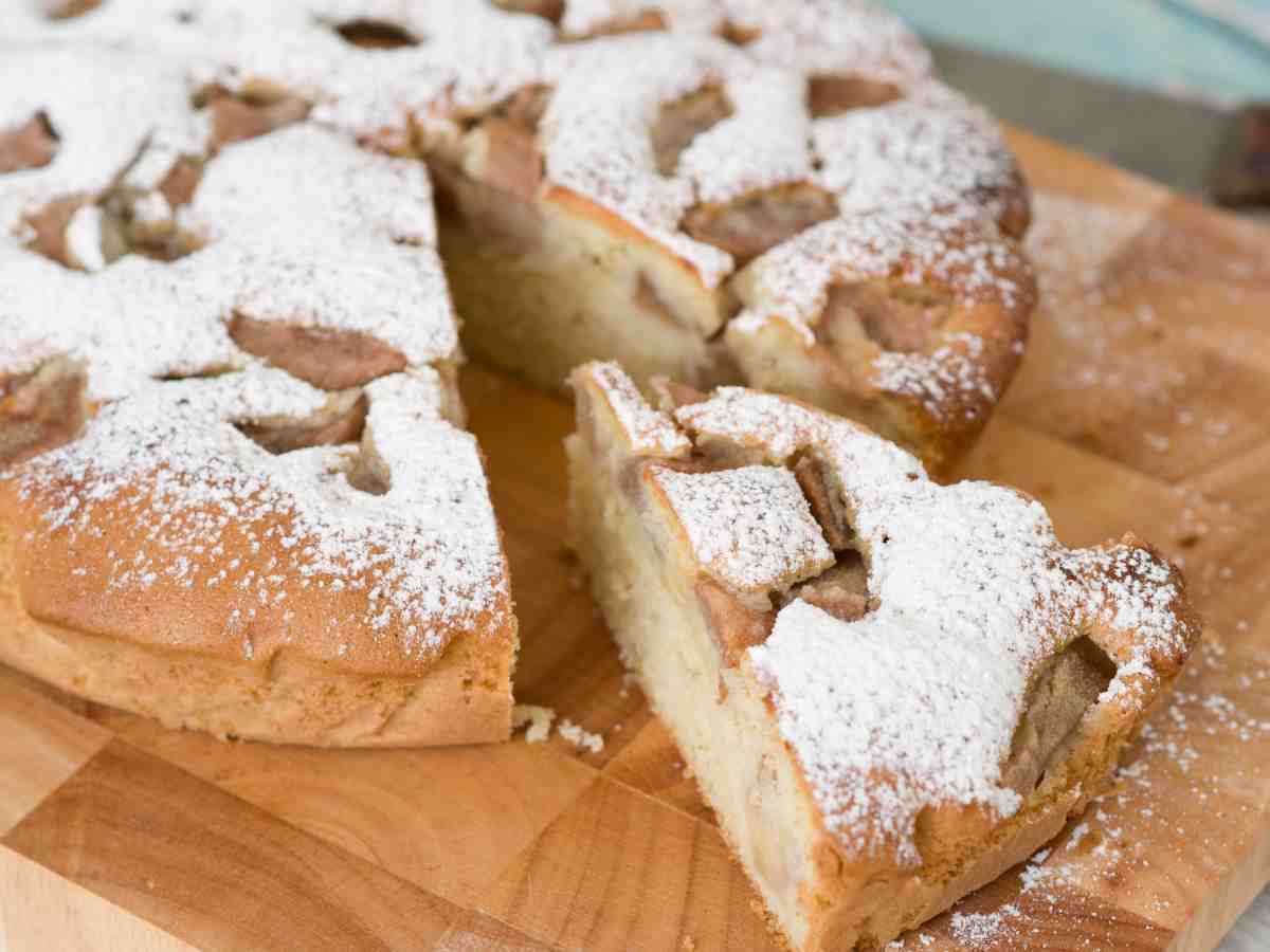 una torta con le pere e la cannella spolverata di zucchero a velo