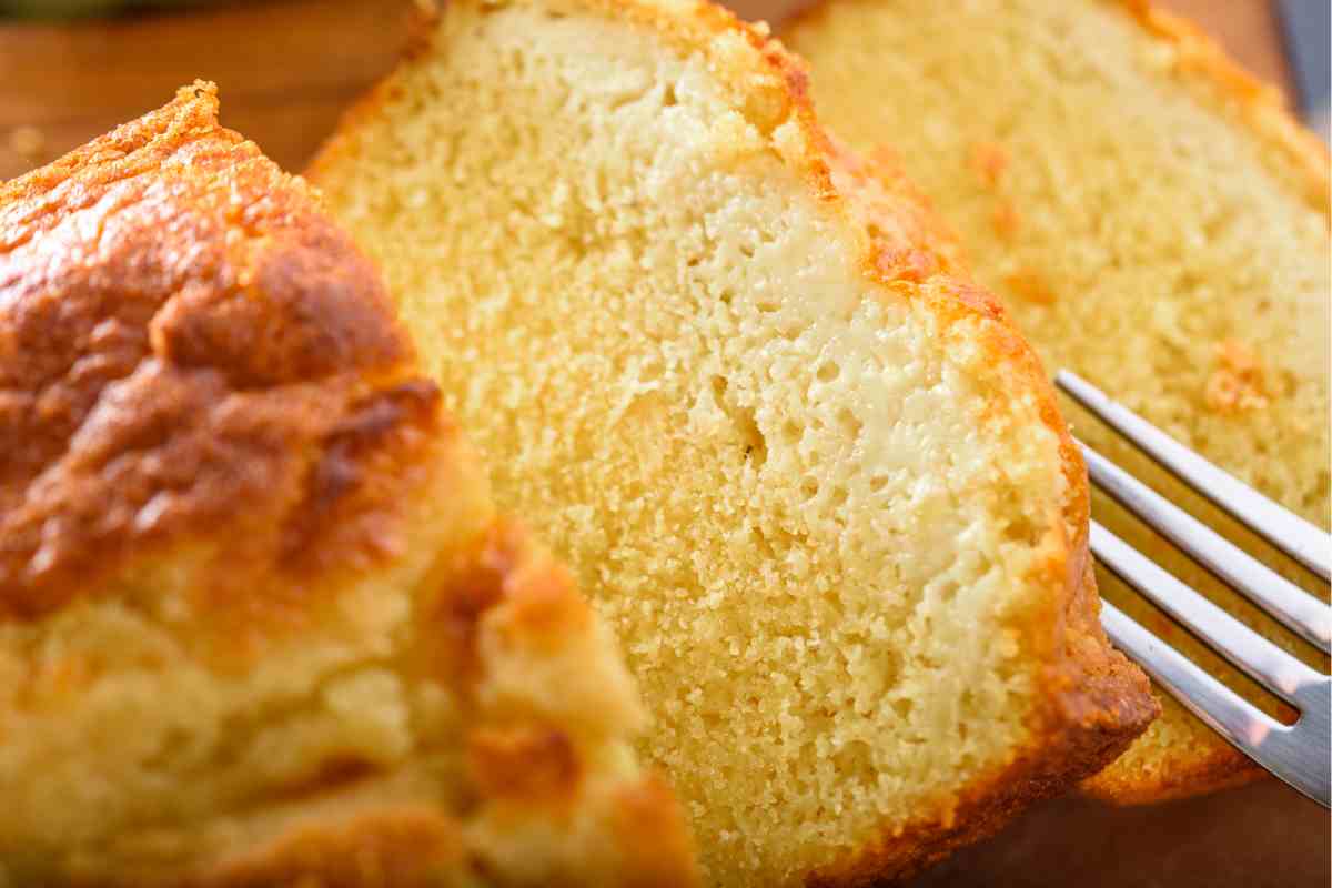 fette di torta margherita su un piatto con vicino una forchetta visti da vicino