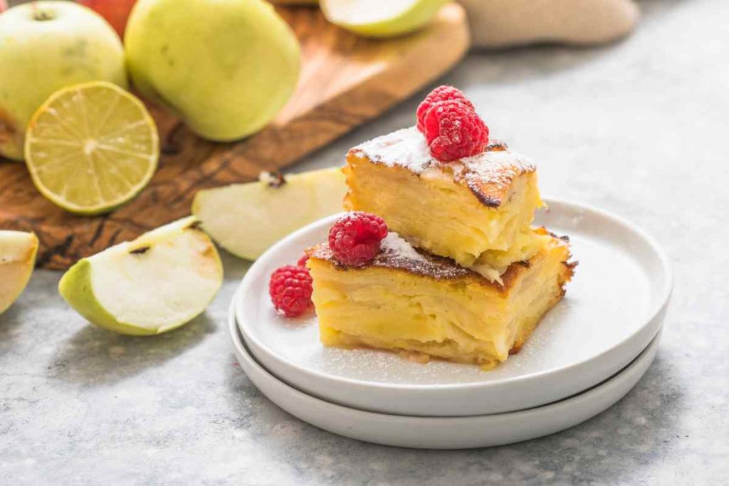 fette quadrate di torta di mele a strati in un piatto
