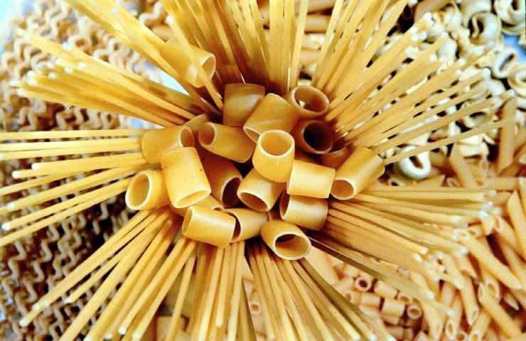 Pasta cruda di diverso tipo