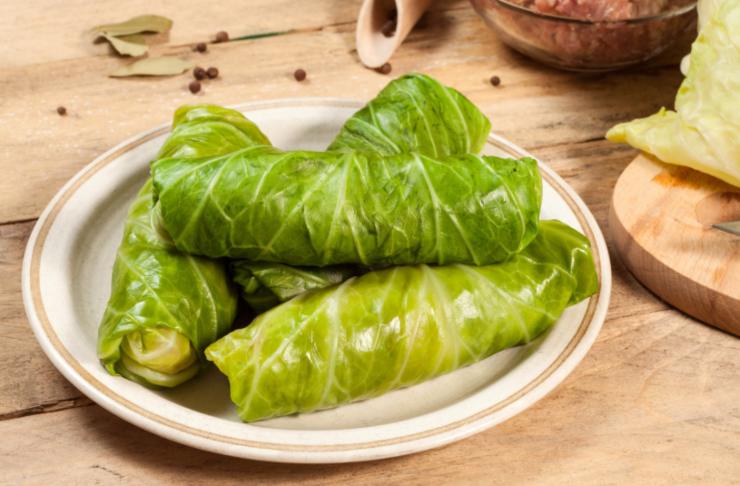 Involtini di verza in un piatto bianco