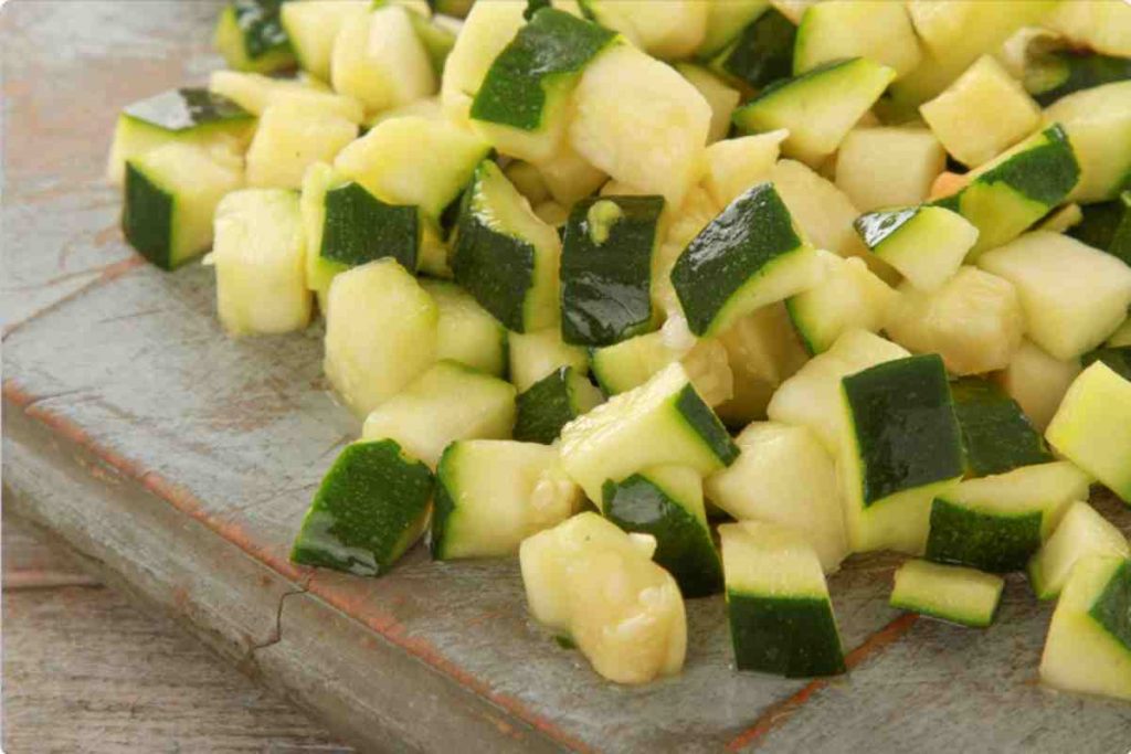un tagliere con sopra delle zucchine a cubetti