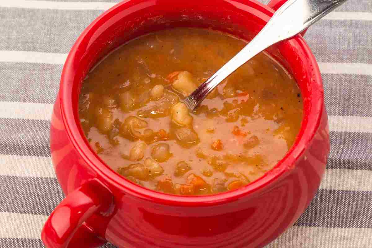 Zuppa del casale in pentola