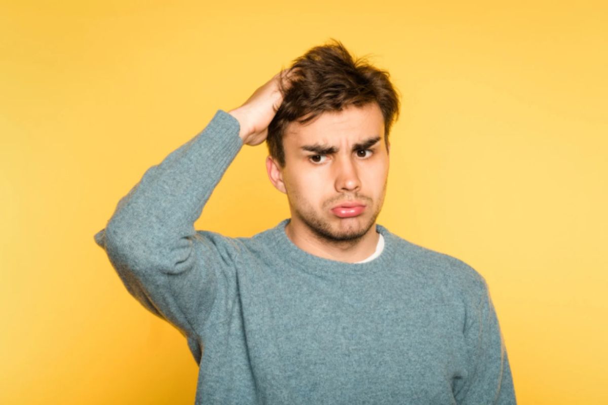 uomo perplesso che si gratta la testa