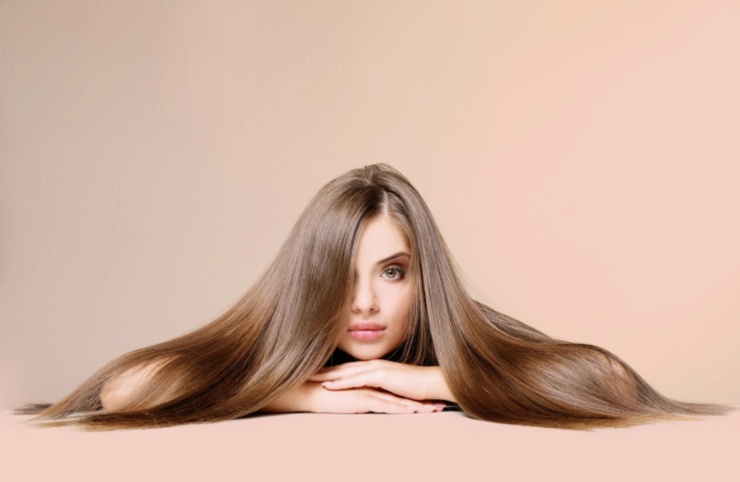 donna con i capelli molto lunghi