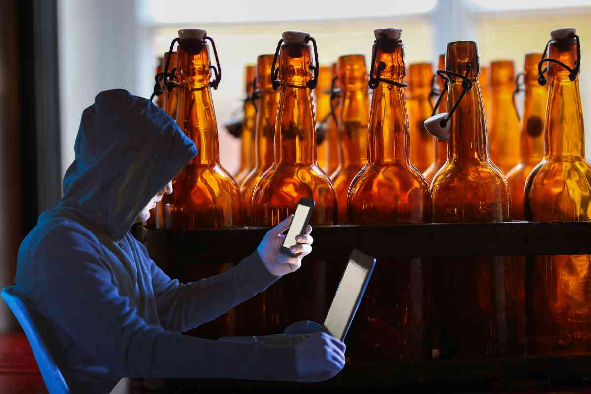 Bottiglie di birra vuote e un hacker