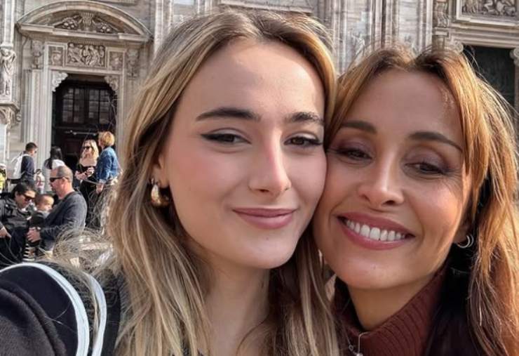 benedetta parodi con la figlia eleonora in piazza duomo a milano