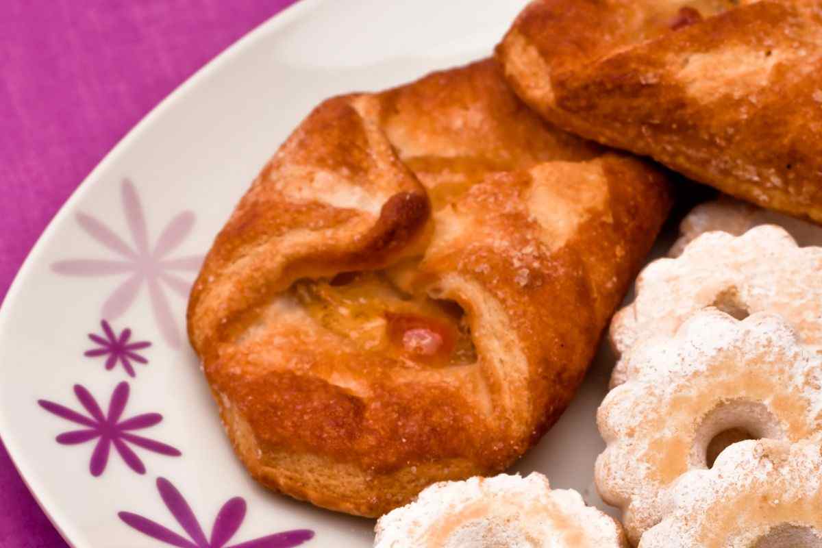 un fagottino al forno dolce con marmellata