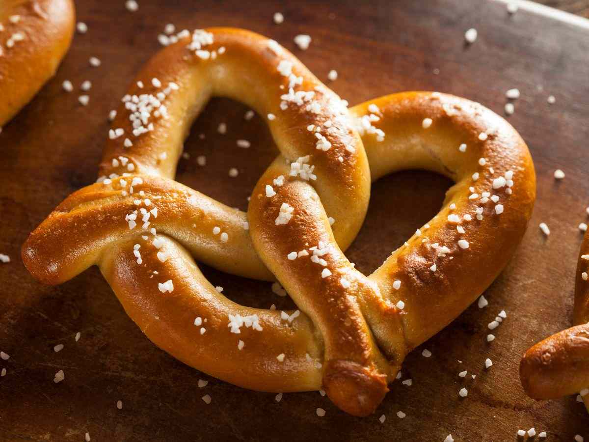 un brezel con sale