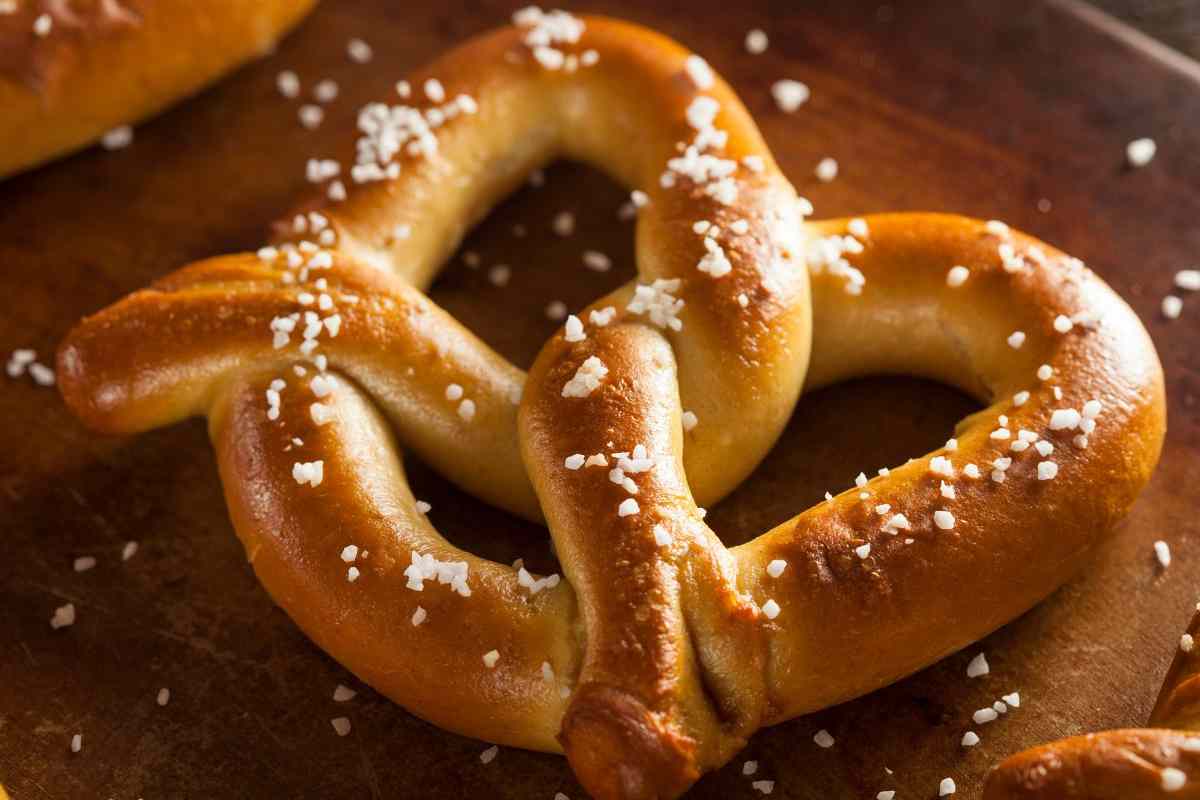 brezel semplici in primo piano su legno