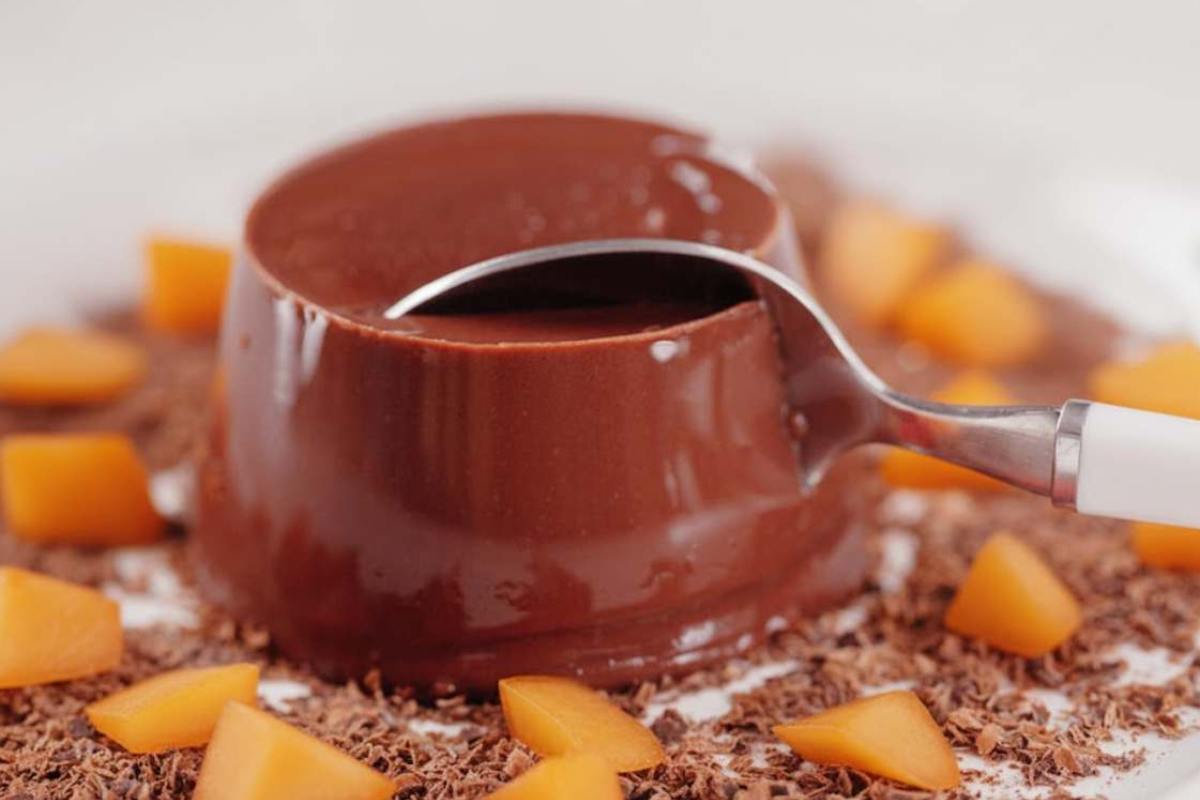 budino al cioccolato in piattino con pezzi di cachi