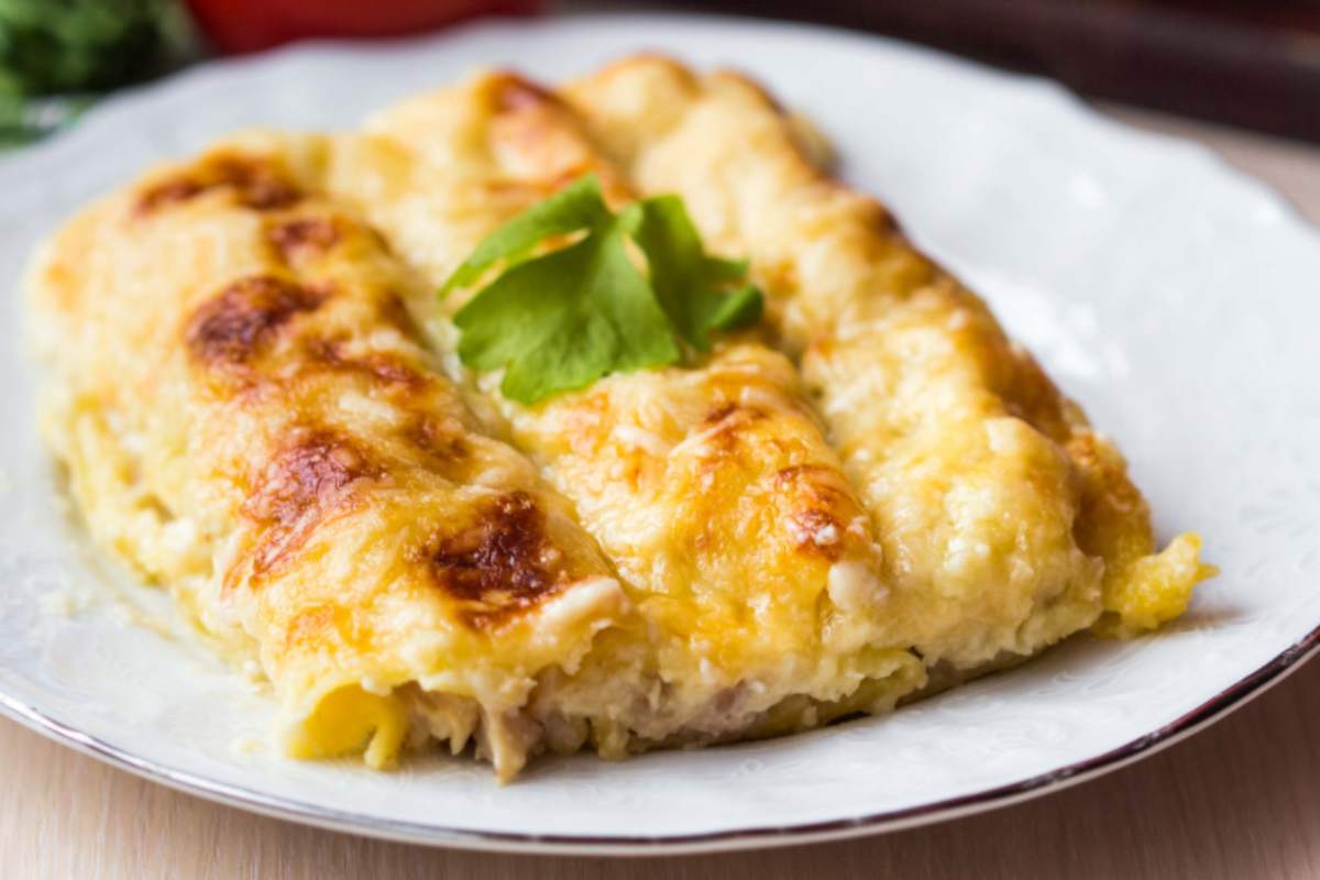 piatto con tre cannelloni dorati in forno