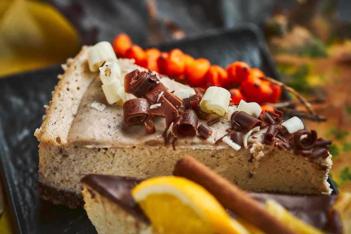 fetta di cheesecake con cioccolato bianco e al latte