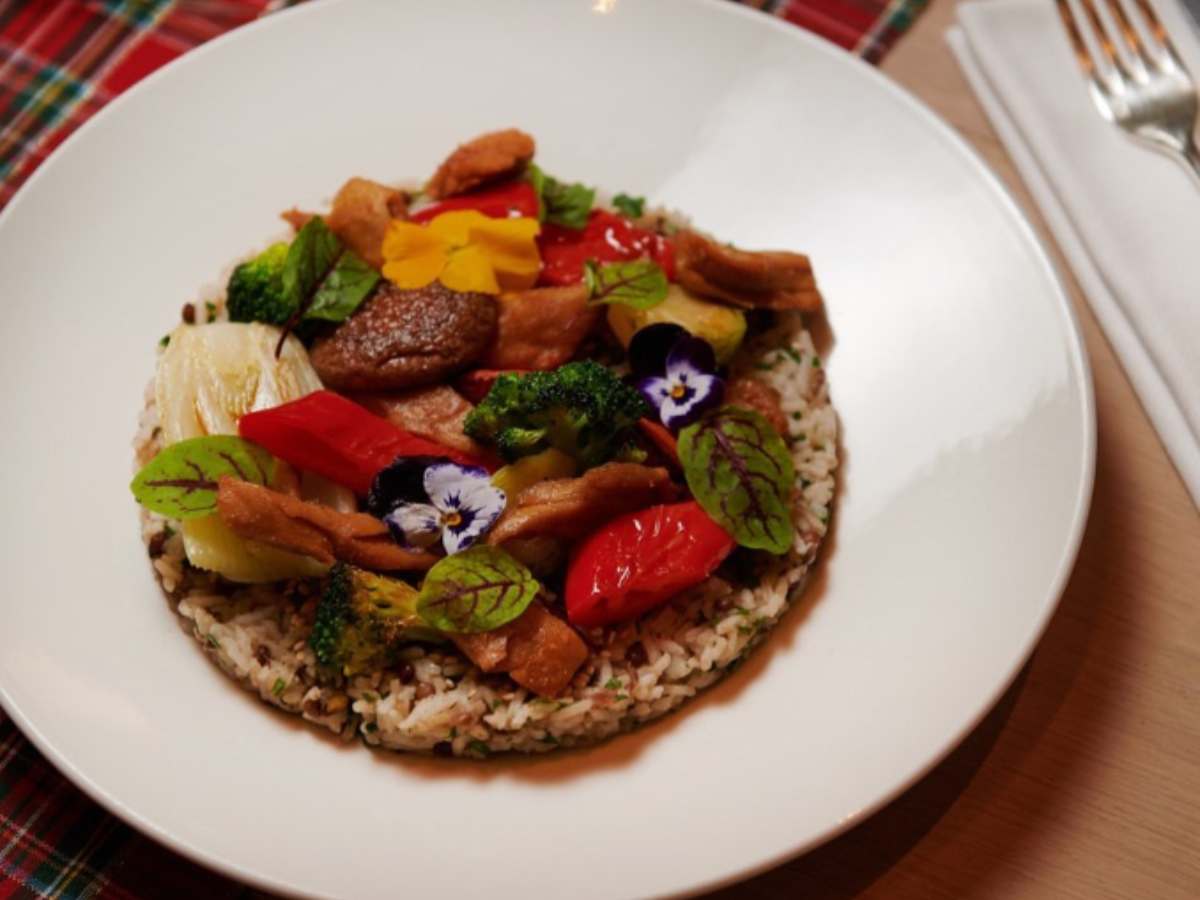 piatto vegetariano con riso e composizione di ortaggi