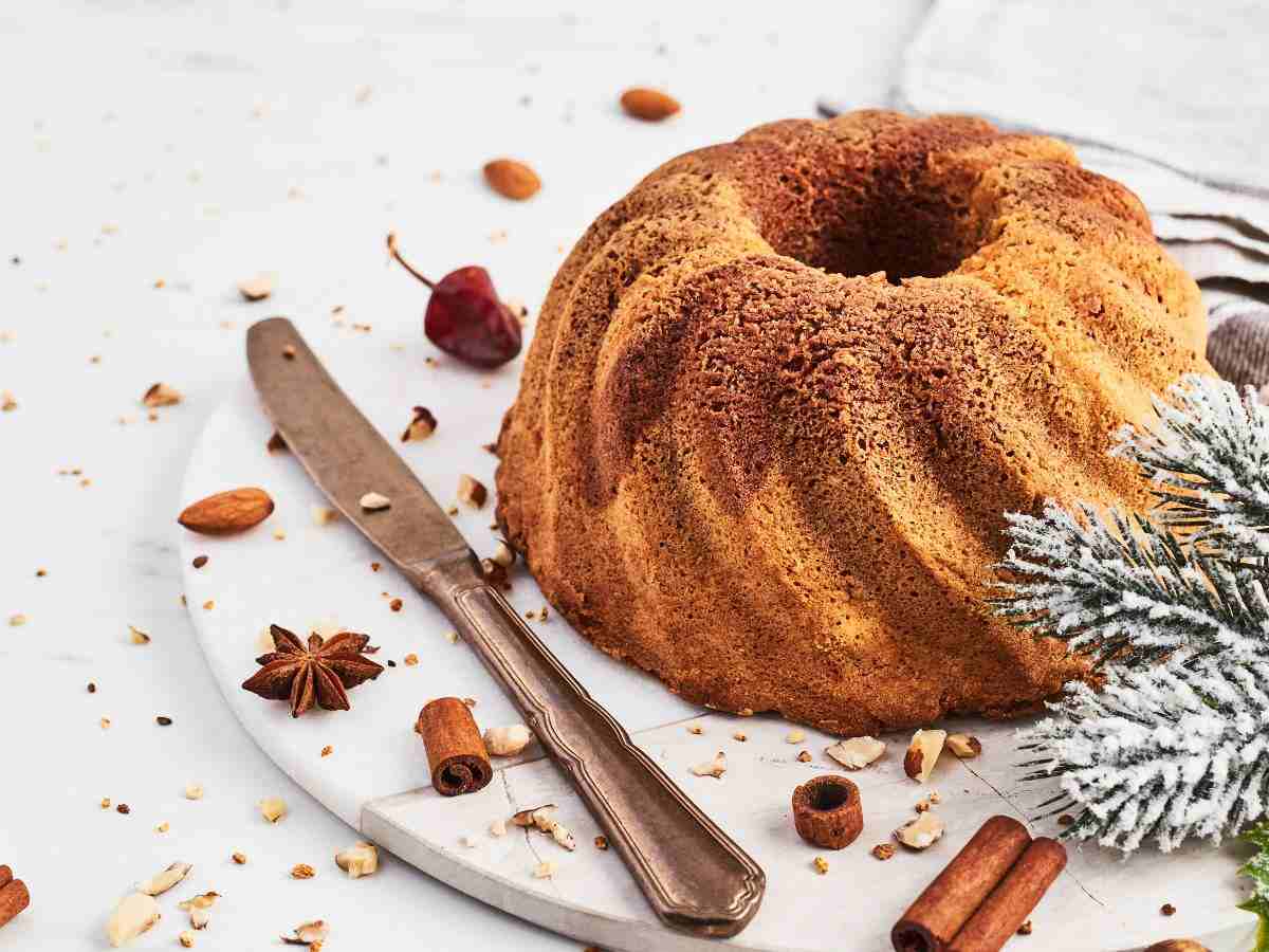 una torta ciambella su un vassoio