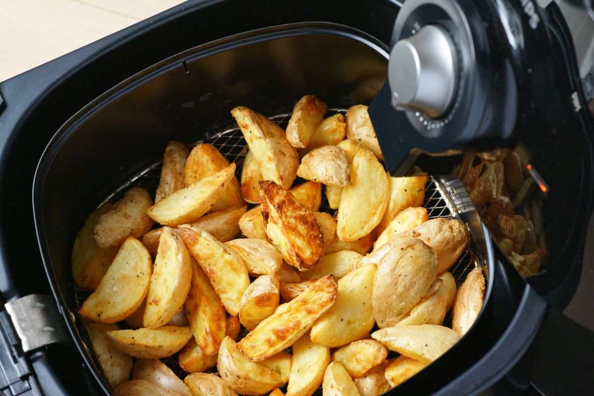 Patate nel cestello della friggitrice ad aria
