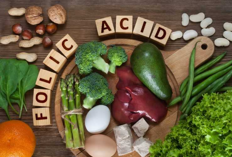 alimenti sul tavolo e scritta