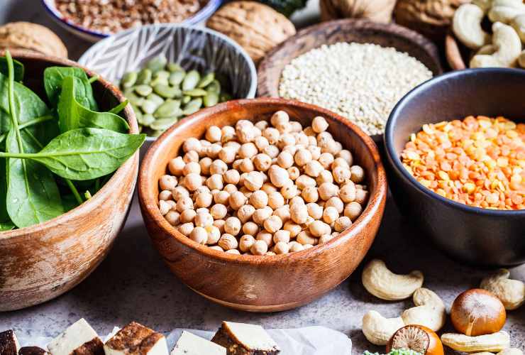 ciotole con i legumi e spinaci
