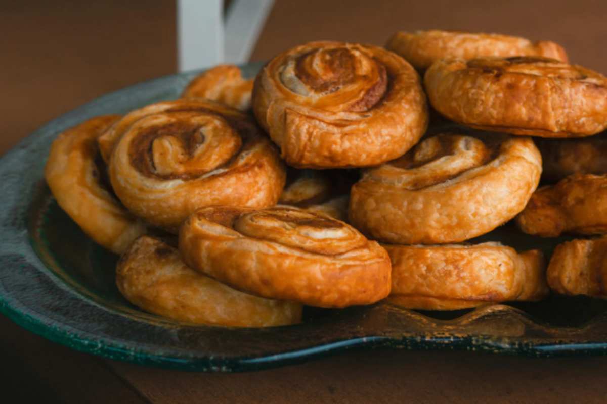 Cinnamon rolls dorati su un vassoio