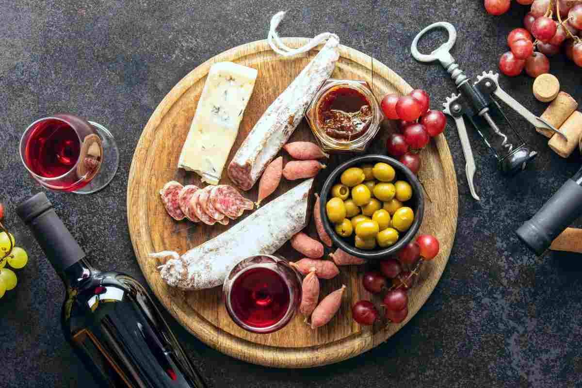 un tagliere con salumi e formaggi vari