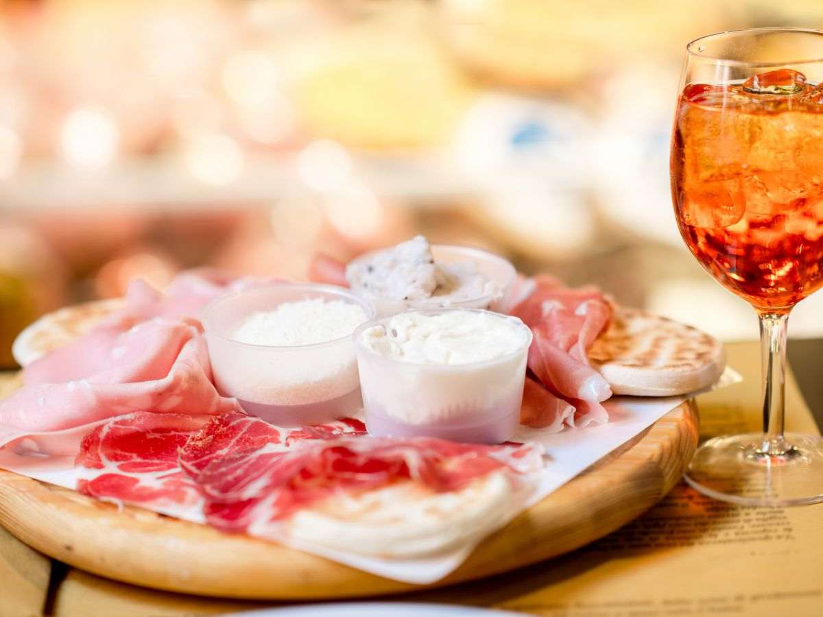 un tagliere con salumi e ricotine