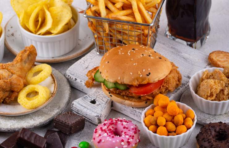 Vari alimenti da cibo spazzatura