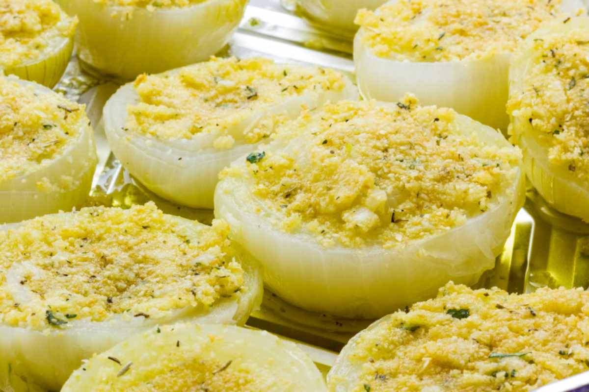 cipolle gratinate con pangrattato e parmigiano