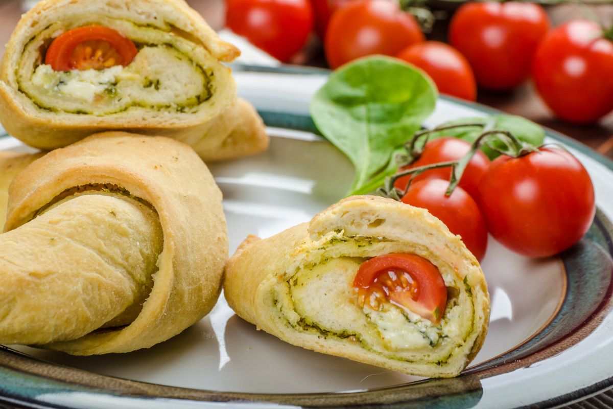 cornetti salati con pomodori fresci su un piatto