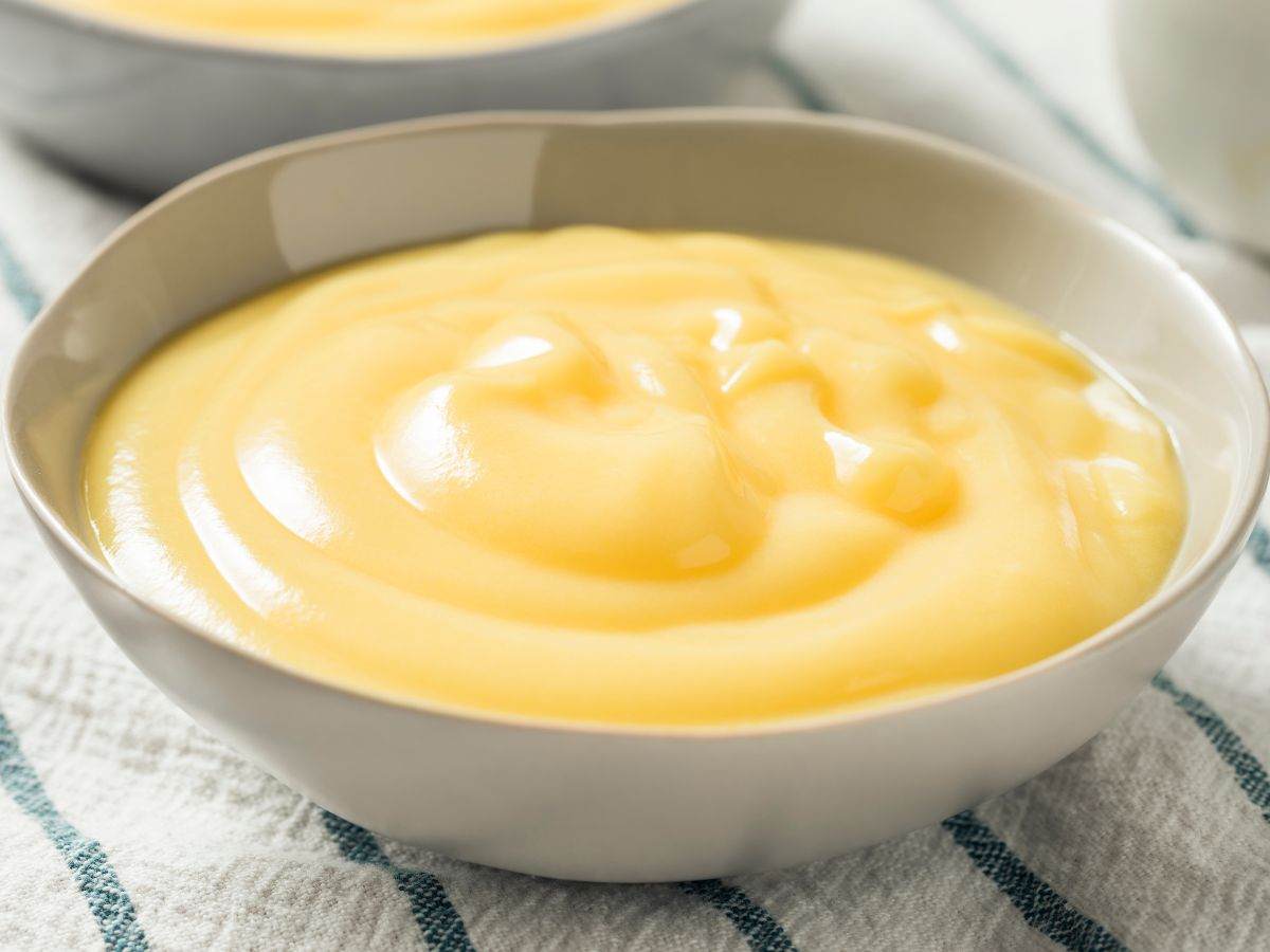una ciotola contenente crema pasticcera