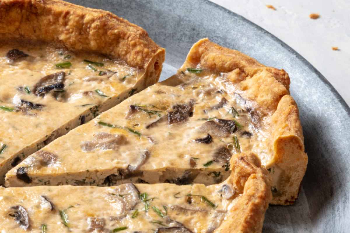 fetta di crostata con crema di funghi e besciamella