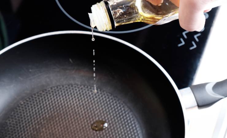 versare olio in padella